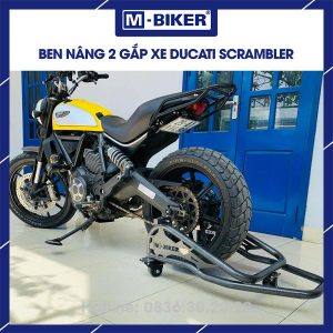 Ben nâng xe Ducati Scrambler hai gắp