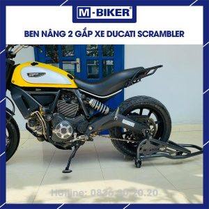 Ben nâng xe Ducati Scrambler hai gắp