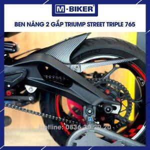 Ben nâng xe Triumph Street Triple 765 hai gắp