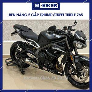 Ben nâng xe Triumph Street Triple 765 hai gắp