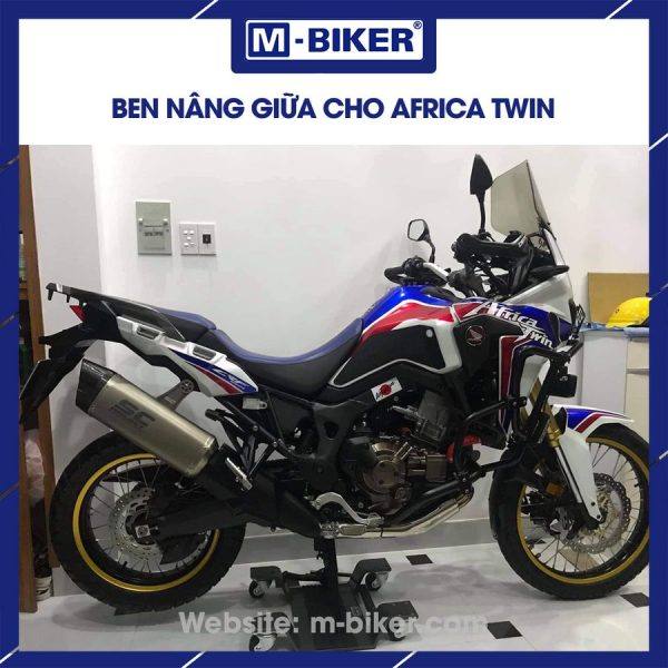 Ben nâng giữa xe Africa Twin